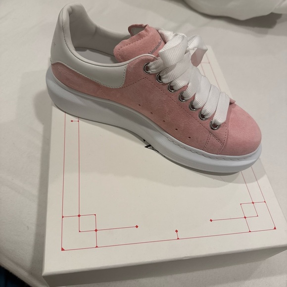 Sneaker - Picture 1 of 8